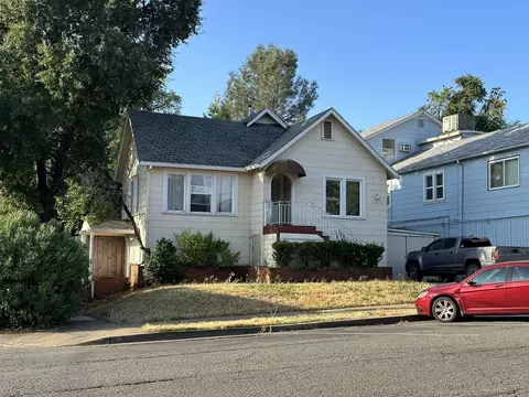 Exterior - 1105 Eureka Way, Redding, CA 96002 photo 2 of 7