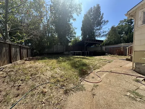 Exterior - 1105 Eureka Way, Redding, CA 96002 photo 5 of 7