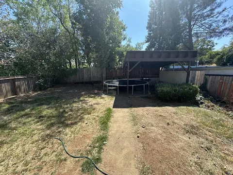 Exterior - 1105 Eureka Way, Redding, CA 96002 photo 6 of 7
