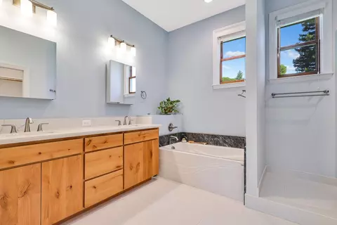 Bath - 3211 Lake Redding Dr, Redding, CA 96003 photo 3 of 6