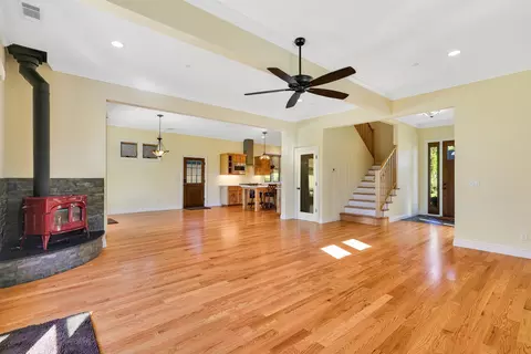 Living - 3211 Lake Redding Dr, Redding, CA 96003 photo 3 of 5