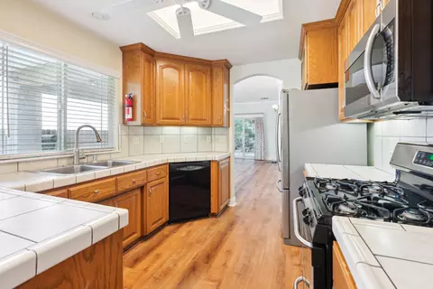 Kitchen - 687 Yolla Bolly Trl, Redding, CA 96003 photo 4 of 4