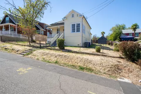 Exterior - 1834 Willis St, Redding, CA 96001 photo 3 of 9