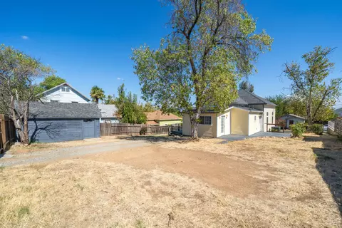 Exterior - 1834 Willis St, Redding, CA 96001 photo 8 of 9