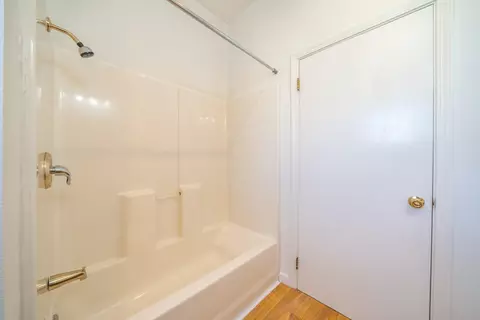 Bath - 1834 Willis St, Redding, CA 96001 photo 2 of 4