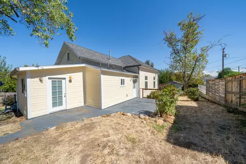 Exterior - 1834 Willis St, Redding, CA 96001 photo 5 of 9