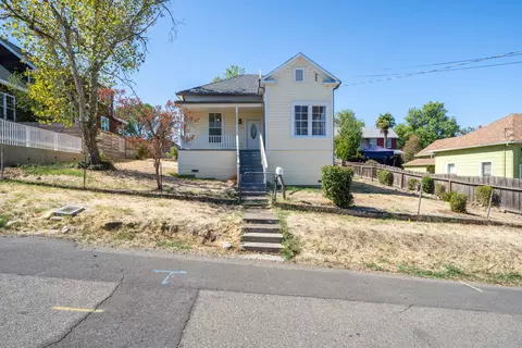 Exterior - 1834 Willis St, Redding, CA 96001 photo 2 of 9