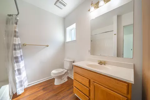 Bath - 1834 Willis St, Redding, CA 96001 photo 3 of 4