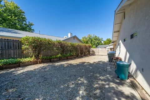 Exterior - 2227 Wicklow St, Redding, CA 96001 photo 35 of 41