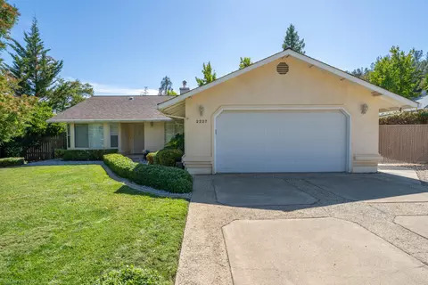 Exterior - 2227 Wicklow St, Redding, CA 96001 photo 5 of 41
