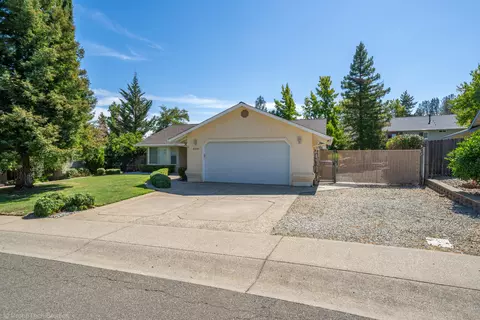 2227 Wicklow St, Redding, CA 96001