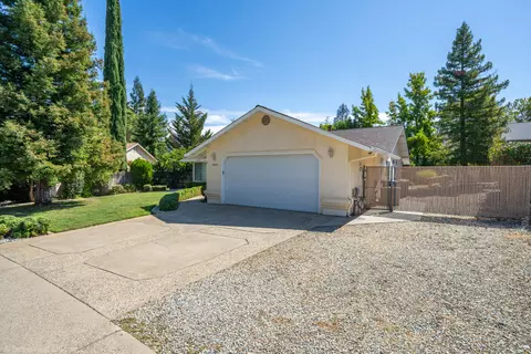 Exterior - 2227 Wicklow St, Redding, CA 96001 photo 4 of 41