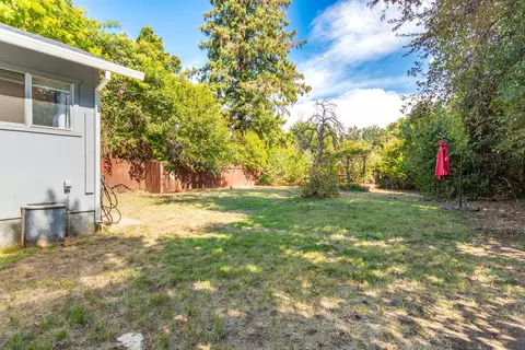 2647 Russell St, Redding, CA 96001 photo 17