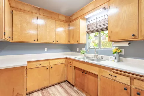 2647 Russell St, Redding, CA 96001 photo 5