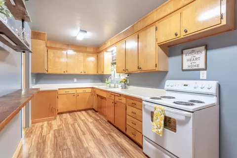2647 Russell St, Redding, CA 96001 photo 4