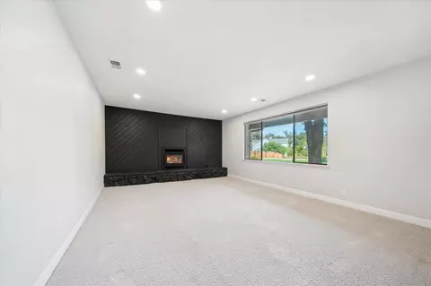 Living - 7114 Tucker Ln, Redding, CA 96002 photo 2 of 6