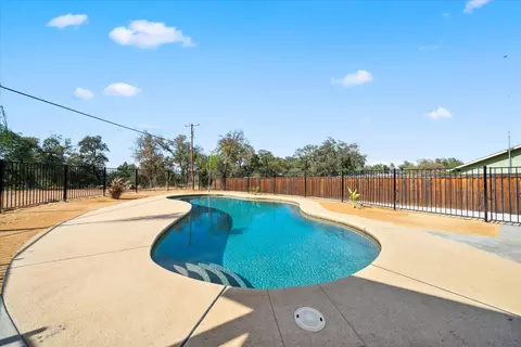 Exterior - 7114 Tucker Ln, Redding, CA 96002 photo 5 of 14