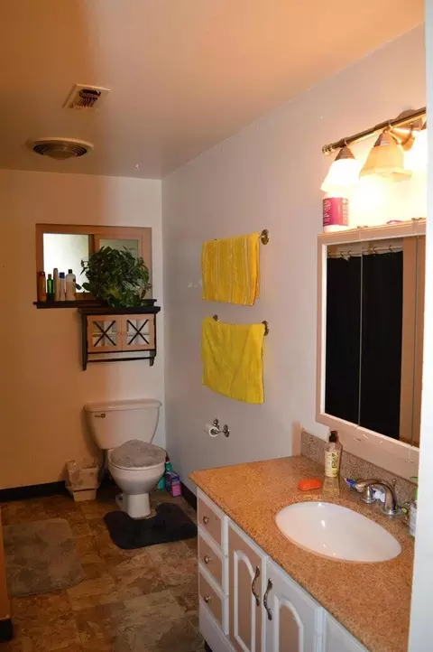 Bath - 1635 Willis St, Redding, CA 96001 photo 2 of 3