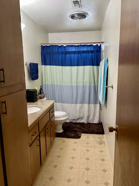 Bath - 1635 Willis St, Redding, CA 96001 photo 1 of 3