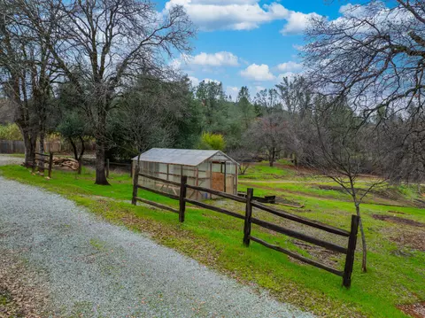 16438 Schilling Rd, Redding, CA 96001 photo 2