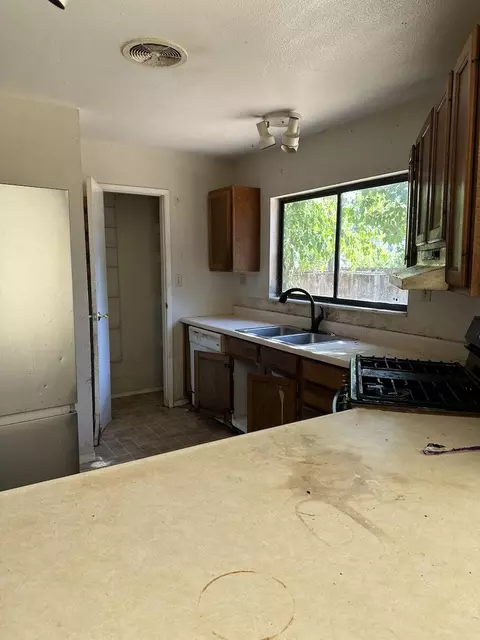 Kitchen - 1535 Tanbark Dr, Red Bluff, CA 96080 photo 2 of 2