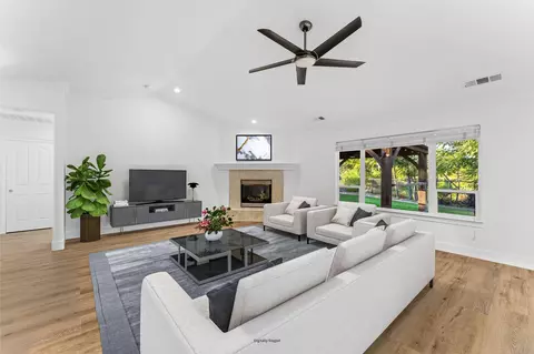 Living - 2678 Queens Way, Redding, CA 96001 photo 5 of 7