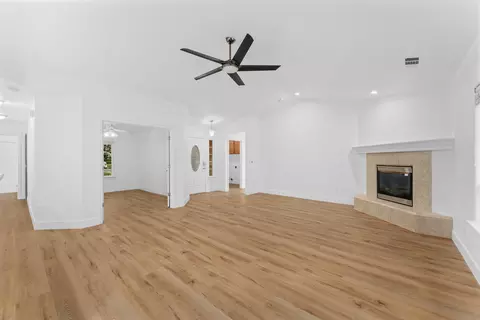 Living - 2678 Queens Way, Redding, CA 96001 photo 4 of 7
