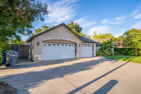 Exterior - 2678 Queens Way, Redding, CA 96001 photo 4 of 10