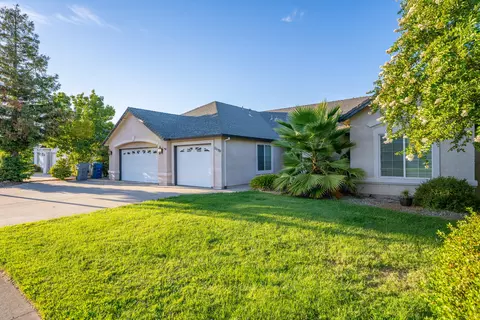 Exterior - 2678 Queens Way, Redding, CA 96001 photo 2 of 10