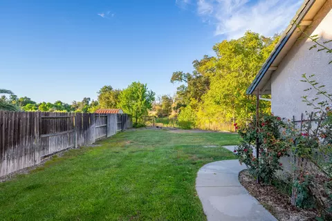 Exterior - 2678 Queens Way, Redding, CA 96001 photo 8 of 10