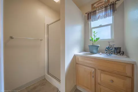 Bath - 3059 Quartz Hill Rd, Redding, CA 96003 photo 5 of 6