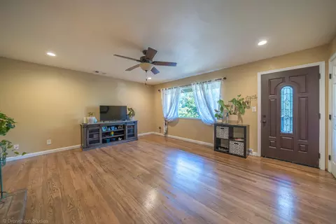 Living - 3059 Quartz Hill Rd, Redding, CA 96003 photo 2 of 4