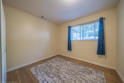 Bedroom - 3059 Quartz Hill Rd, Redding, CA 96003 photo 8 of 10