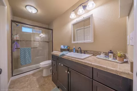 Bath - 3059 Quartz Hill Rd, Redding, CA 96003 photo 3 of 6