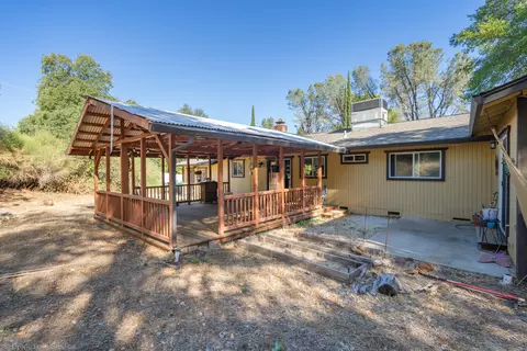 Exterior - 3059 Quartz Hill Rd, Redding, CA 96003 photo 3 of 23