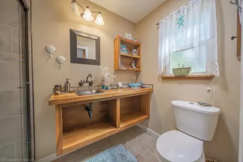 Bath - 3059 Quartz Hill Rd, Redding, CA 96003 photo 2 of 6