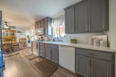 Kitchen - 3059 Quartz Hill Rd, Redding, CA 96003 photo 2 of 3
