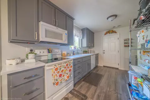 Kitchen - 3059 Quartz Hill Rd, Redding, CA 96003 photo 1 of 3