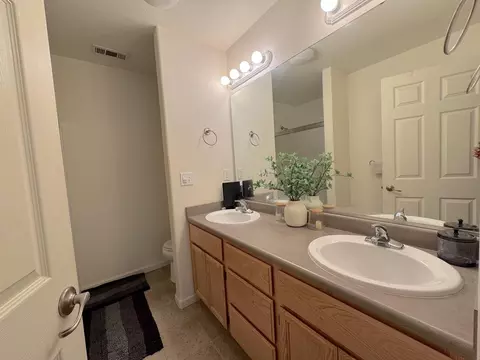 Bath - 1262 Mighty Oak Ln, Redding, CA 96002 photo 2 of 3
