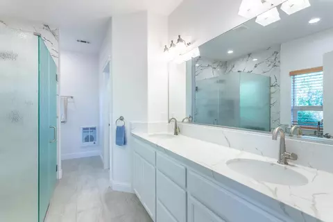 Bath - 1814 Harvard Way, Redding, CA 96003 photo 2 of 5
