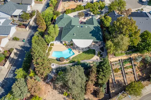 View/Area - 1814 Harvard Way, Redding, CA 96003 photo 4 of 7