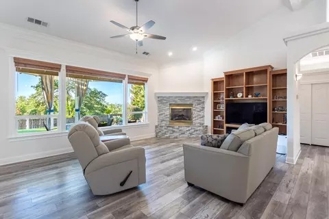 Living - 1814 Harvard Way, Redding, CA 96003 photo 3 of 4