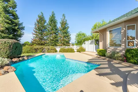 Exterior - 1814 Harvard Way, Redding, CA 96003 photo 11 of 15