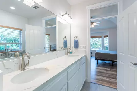 Bath - 1814 Harvard Way, Redding, CA 96003 photo 5 of 5