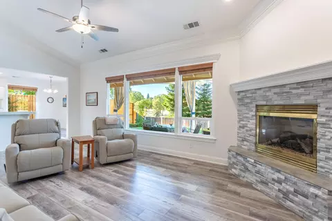 Living - 1814 Harvard Way, Redding, CA 96003 photo 2 of 4
