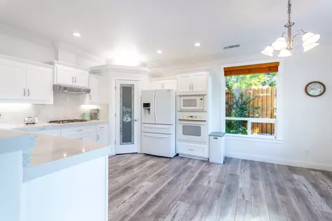 Kitchen - 1814 Harvard Way, Redding, CA 96003 photo 3 of 4