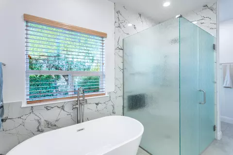 Bath - 1814 Harvard Way, Redding, CA 96003 photo 4 of 5