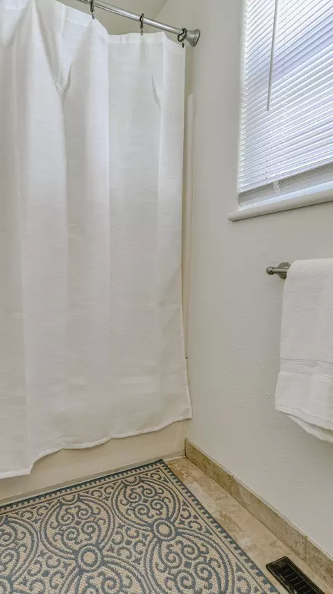 Bath - 1025 Gold St, Redding, CA 96002 photo 6 of 6