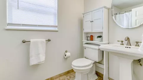 Bath - 1025 Gold St, Redding, CA 96002 photo 5 of 6