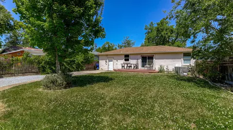 Exterior - 1025 Gold St, Redding, CA 96002 photo 14 of 15